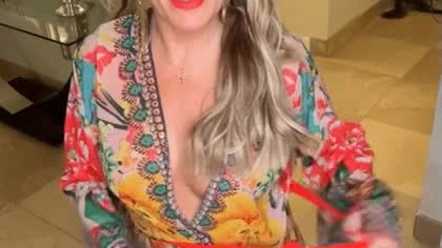 Any young Cubbies love to watch a natural boobs, mature, 55yr, Mature Milf undre