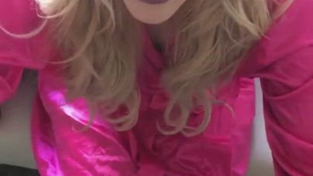 Samantha Rone gives a quick Oral before the photo shoot