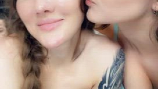 The view of sexy babes kissing is 10/10 ????????