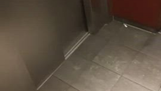 3 chicks blow in the elevator