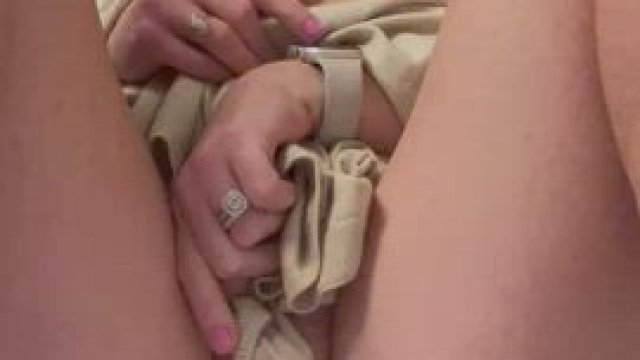 I love rubbing my vag for other dudes