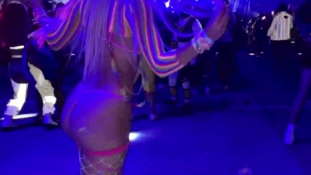 Crazy hot booty ???? out in public at a festival ! ????