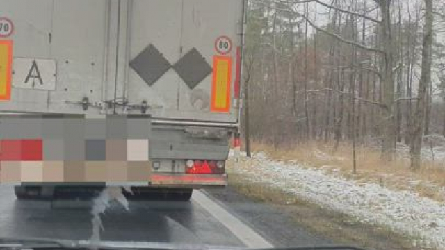 During traffic jams, sometimes whores don't know what to do with themselves [GIF]