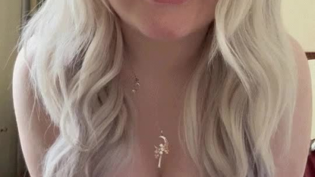 Who loves busty mombods ?