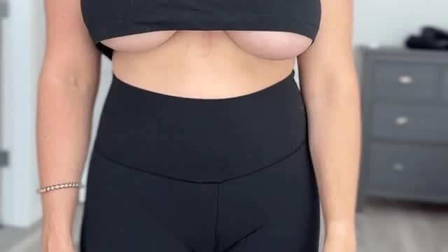 The men at the gym love the Milf underboob