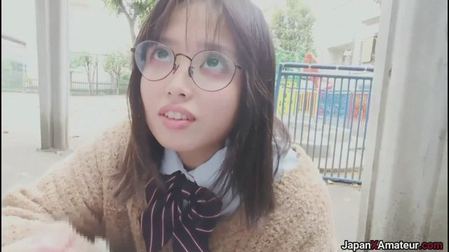Amat Japanese Slut With Glasses Deepthroating A Cock In A Park