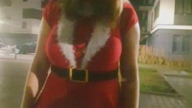 It's me. Your chick Santa wishes you a beautiful evening and lots of presents. [GIF]