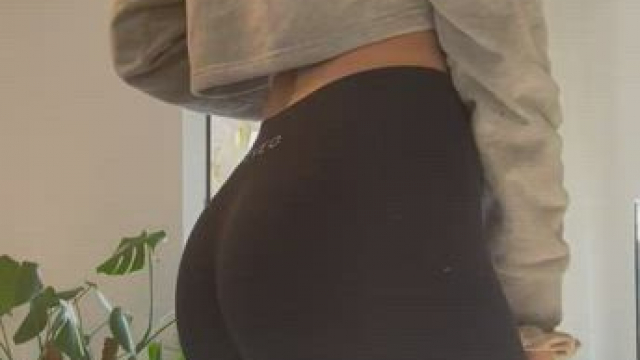 if at least one dude love my ass, i will rip my leggings and bang myself