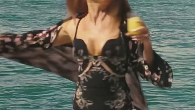 Isla Fisher - sexy plot in The Beach Bum (2019)