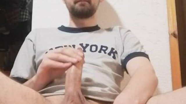 27 (m) Just a bi curious dude shooting a load over himself.