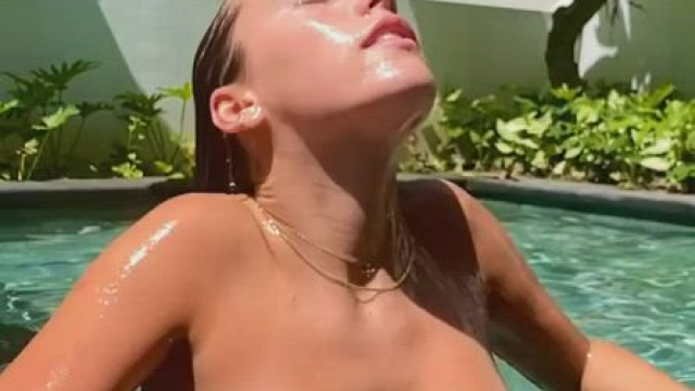 Teen with great bouncy tits