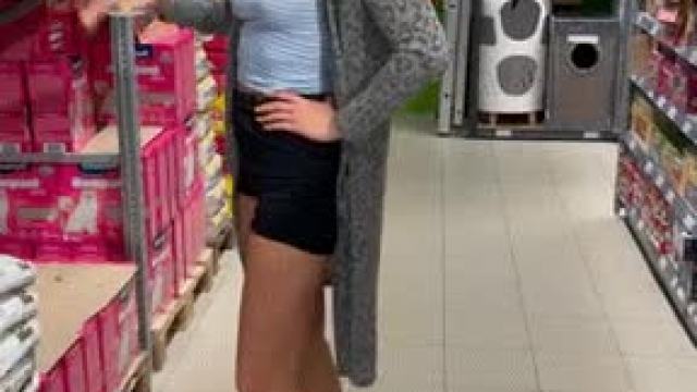 Shopping for cat litter was boring.. So I was a good girl and flashed my tits :)