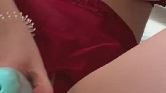 Wish I could meet a guy who made me squirt as hard as my toys