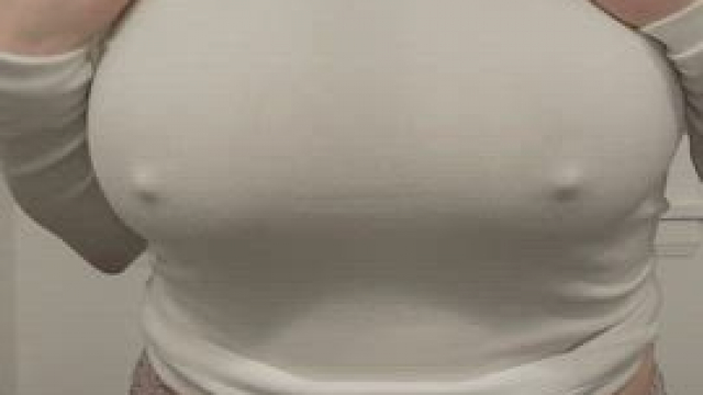 Who doesn't love seeing a whores in a turtleneck with no bra ;)