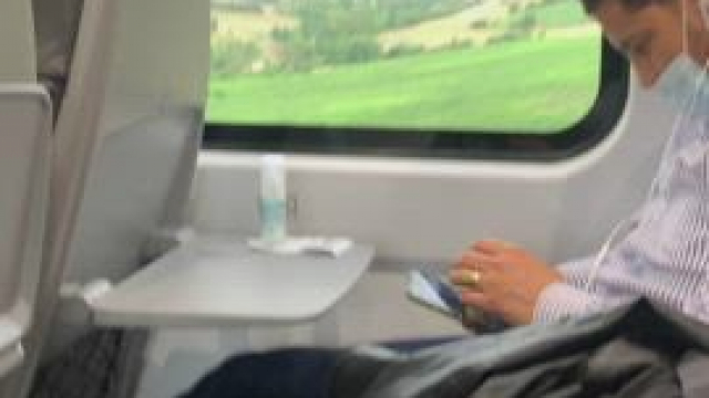Having pleasant while traveling on the train [GIF]