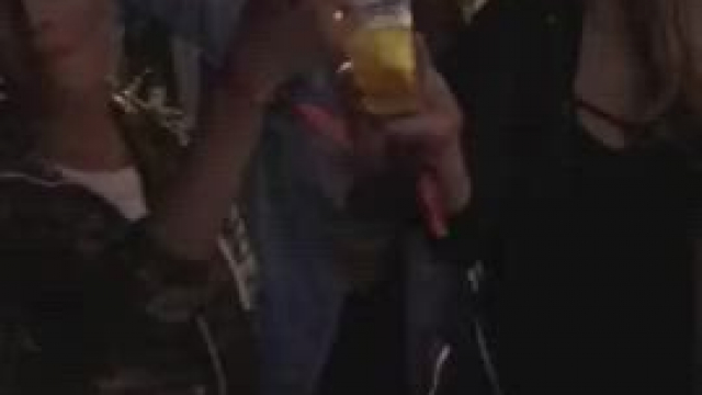 [MFFF] Dude screws his partners at a concert