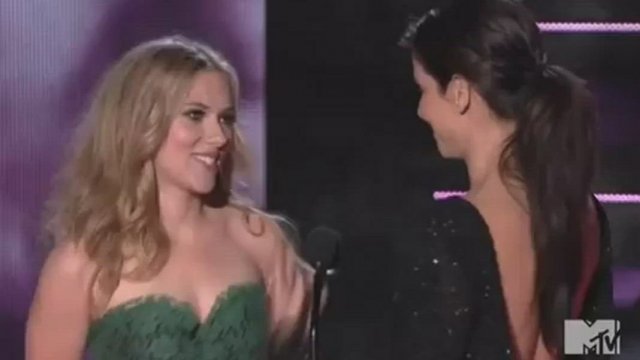 Scarlett Johansson and Sandra Bullock share a kiss. Cougar heaven.