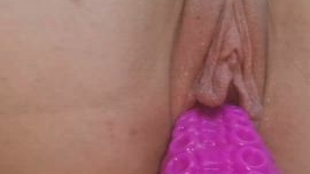 I bet u like watching my lips spreading on a toy ???? also the wet sounds...