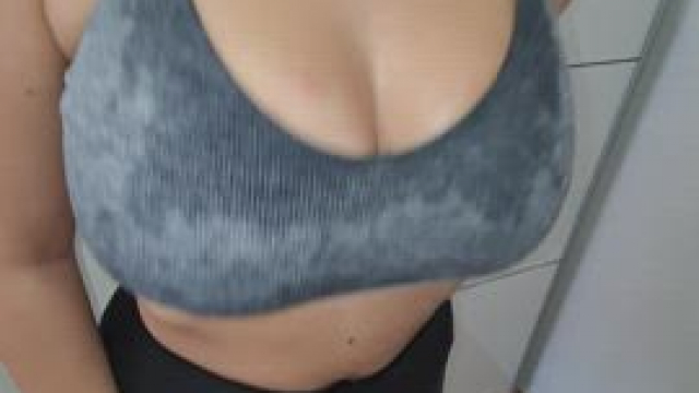 Sweaty mother titty drop after gym [Gif]