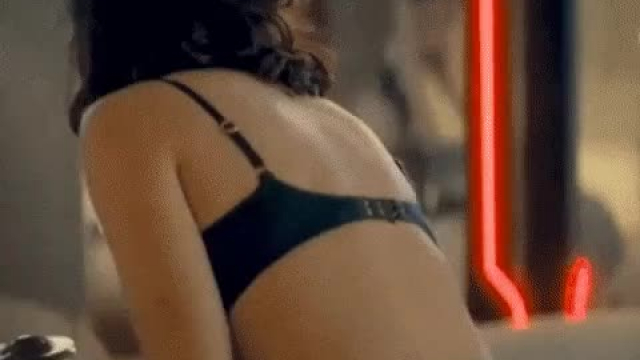 Julia Fox has such a outstanding ass.