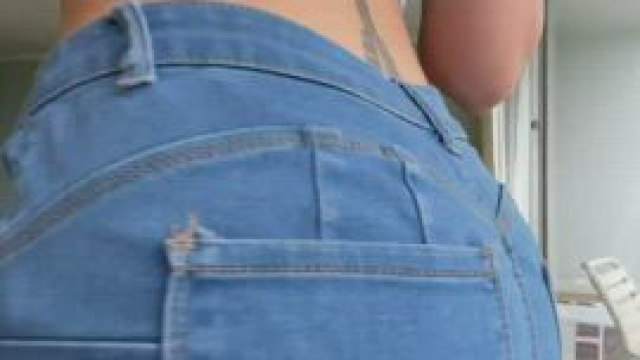 My huge booty wants front row seats to your face